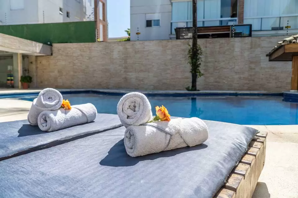 strand-hotel-guaruja-piscina-com-espreguicadeiras.jpg
