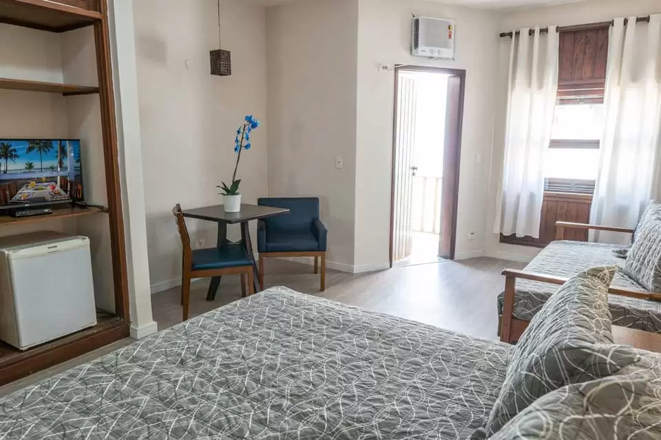 strand-hotel-guaruja-suite-conforto-varanda-para-quarto-pessoas-completo.jpg