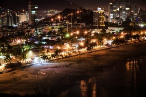 Guia da Vida Noturna em Guarujá: Aproveite a Baixa Temporada para Curtir