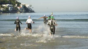 18 Sprint Triathlon Santa Cecília TV agita a orla da Enseada com desafio de resistência e superação em Guarujá