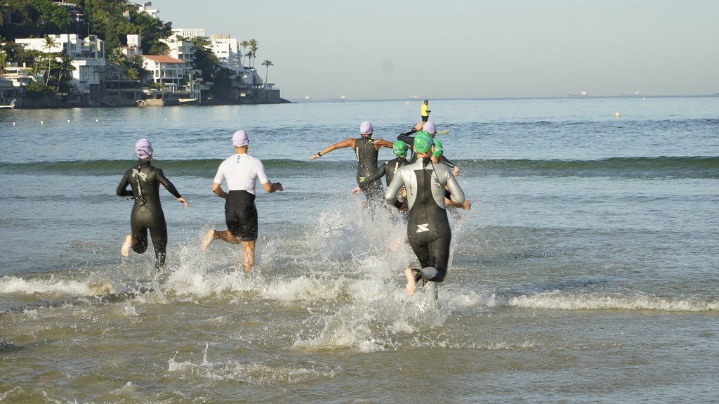 18 Sprint Triathlon Santa Cecília TV agita a orla da Enseada com desafio de resistência e superação em Guarujá